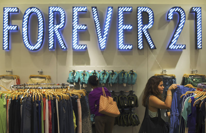 © Reuters. Women shop for clothes in clothing retail store Forever 21 in New York