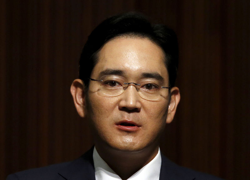 © Reuters. FILE PHOTO: Samsung Electronics Vice Chairman Jay Y. Lee speaks at the company's headquarters in Seoul