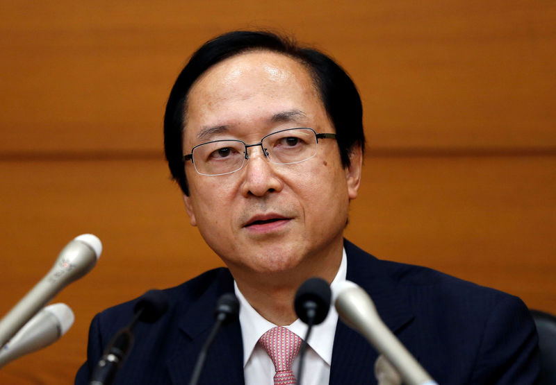 © Reuters. FILE PHOTO - Bank of Japan new policy board member Hitoshi Suzuki attends a news conference in Tokyo