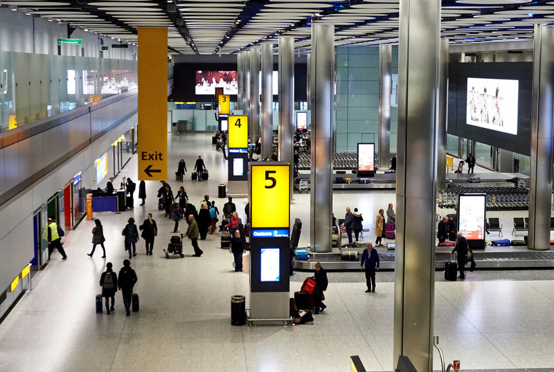 © Reuters. FOTO DE ARCHIVO: Pasajeros recogiendo su equipaje en la Terminal 5 del Aeropuerto de Heathrow en Londres