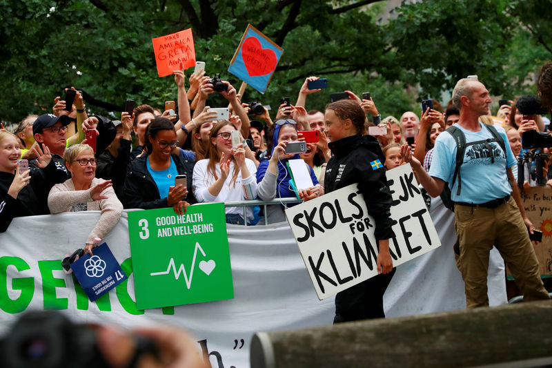 © Reuters. FILE PHOTO: Swedish 16-year-old activist Greta Thunberg completes her trans-Atlantic crossing in order to attend a United Nations summit on climate change in New York