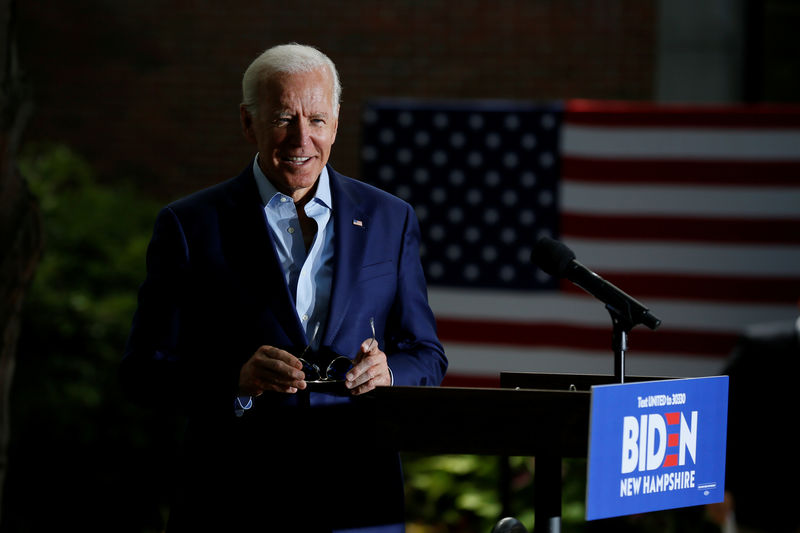 © Reuters. Democratic 2020 U.S. presidential candidate and former Vice President Joe Biden reacts during a campaign Community Event at Keene State College in Keene