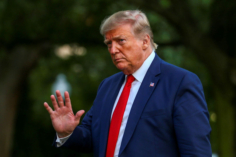 © Reuters. FILE PHOTO: U.S. President Donald Trump returns after travelling to the AMVETS convention in Kentucky, at the South Lawn of the White House in Washington