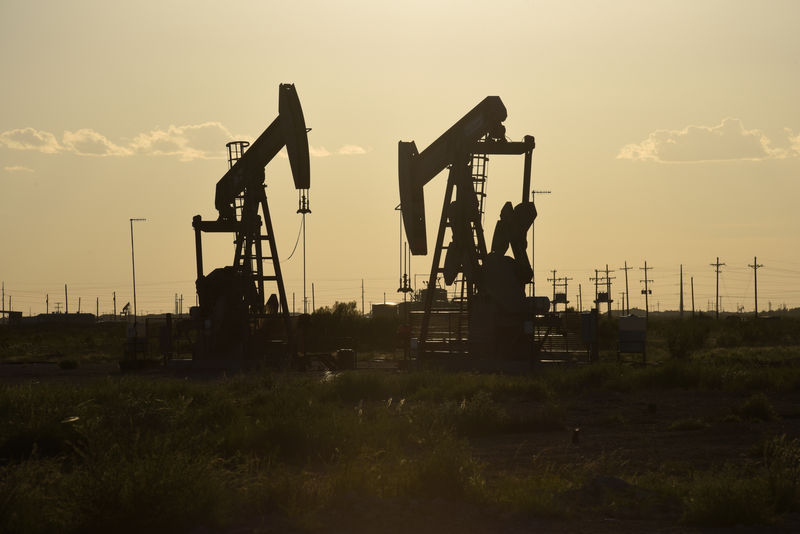 © Reuters. Pump jacks operate in an oil field in Midland
