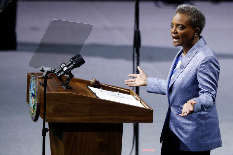 © Reuters. FILE PHOTO: Lori Lightfoot is sworn in as Chicago's 56th mayor in Chicago