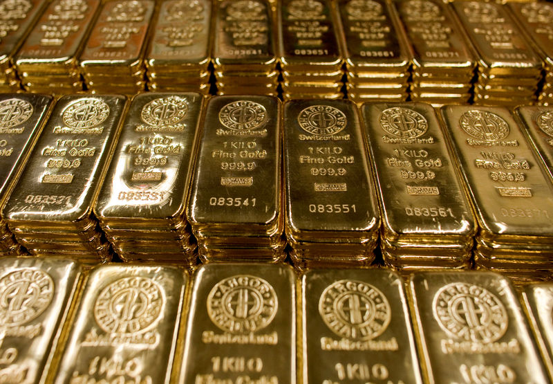 الذهب يرتفع قليلا ويستهدف أفضل شهر في 3 سنوات