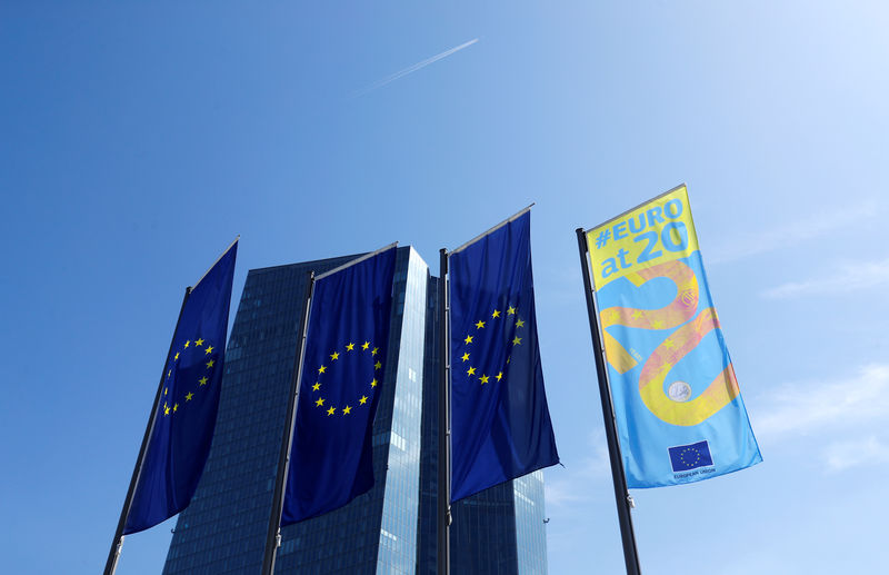 © Reuters. FILE PHOTO: Flags are pictures in front of the European Central Bank (ECB) headquarters in Frankfurt