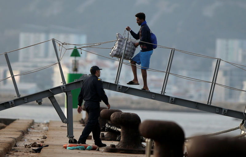 Unos 150 migrantes saltan la valla en Ceuta