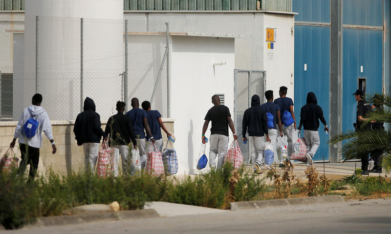 © Reuters. إسبانيا تستقبل مهاجرين تقطعت بهم السبل قبالة إيطاليا