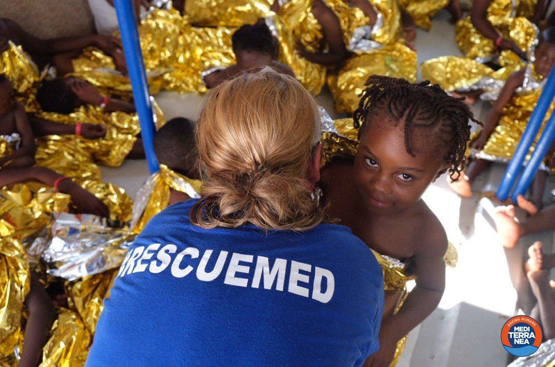 إيطاليا تستقبل الأطفال والنساء من سفينة إنقاذ