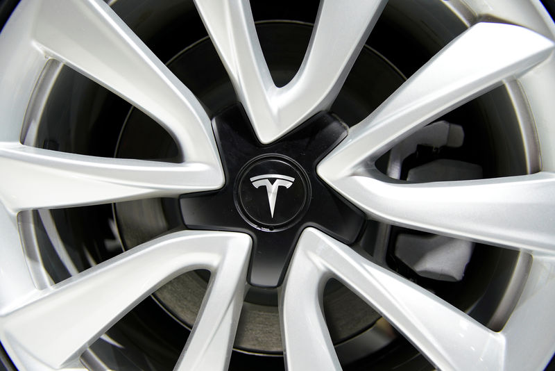 © Reuters. Tesla logo is seen on a wheel rim during the media day for the Shanghai auto show in Shanghai