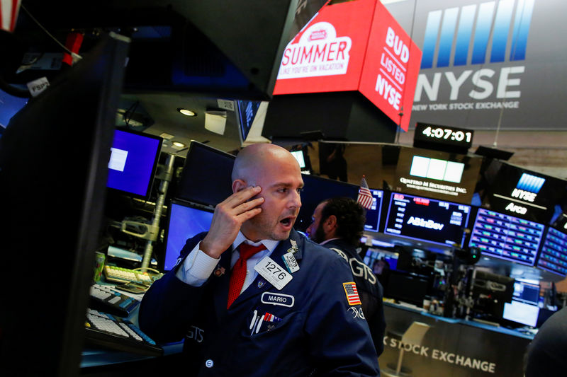 © Reuters. Traders work on the floor at the New York Stock Exchange (NYSE) in New York