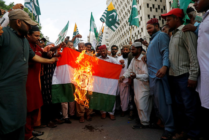 © Reuters. عشرات آلاف الباكستانيين يتظاهرون احتجاجا على الهند بسبب كشمير