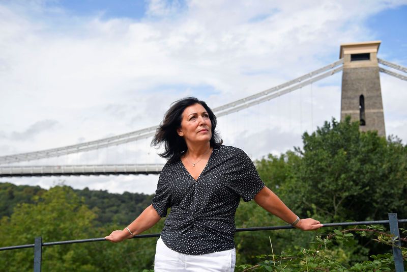 © Reuters. Anna Amato posa junto al puente de Clifton en Bristol, Reino Unido
