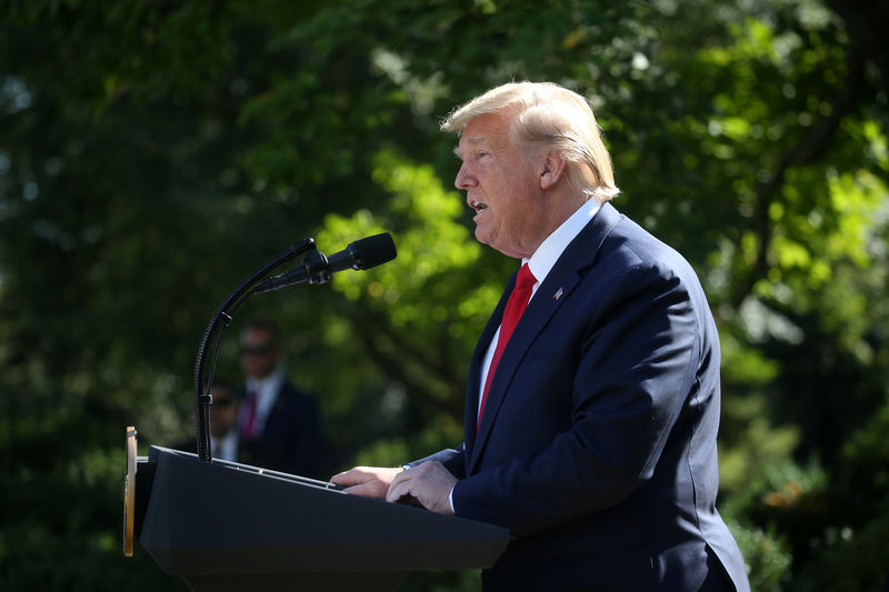 Trump diz que euro está caindo &quot;loucamente&quot; contra o dólar e culpa Fed