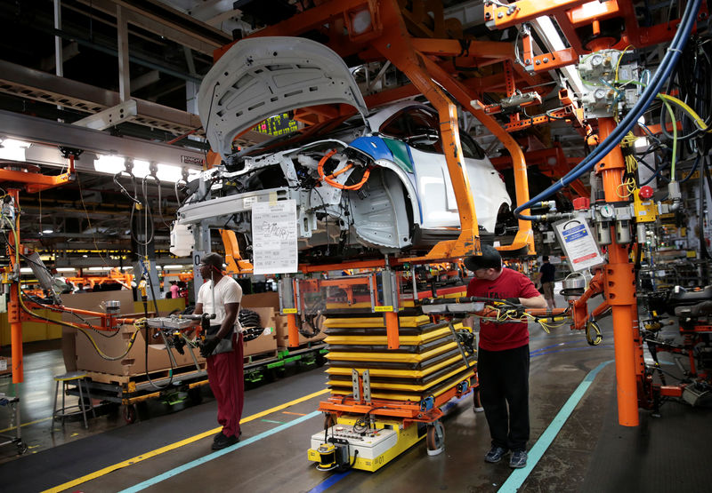 © Reuters. General Motors assembly workers connect a battery pack underneath a partially assembled 2018 Chevrolet Bolt EV vehicle on the assembly line at  Orion Assembly in Lake Orion,