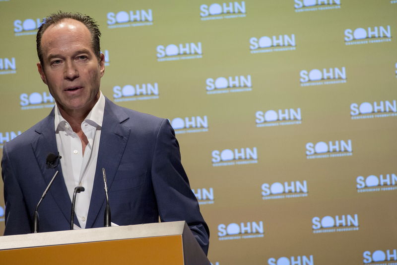 © Reuters. Barry Rosenstein, founder and managing Partner of JANA Partners LLC., speaks during the Sohn Investment Conference in New York