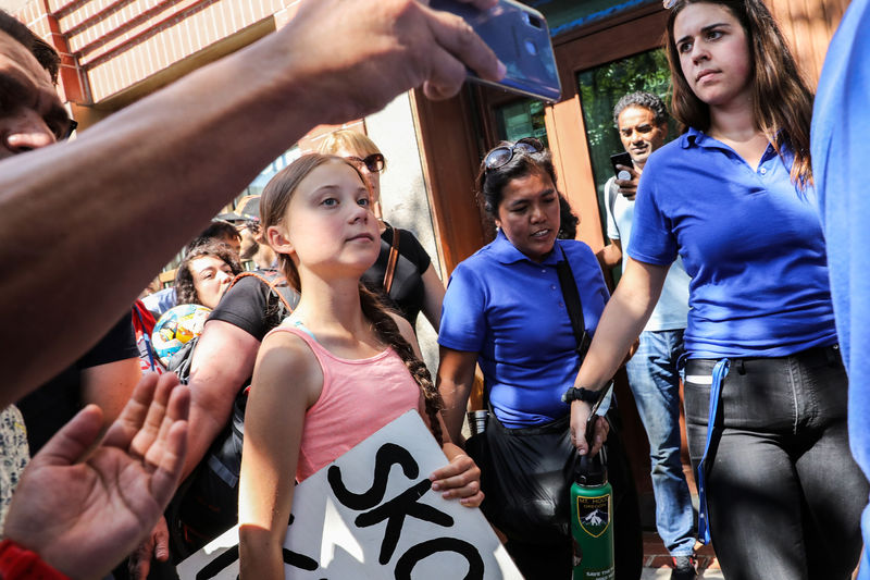 Ativista sueca Greta Thunberg leva greve estudantil à entrada da ONU