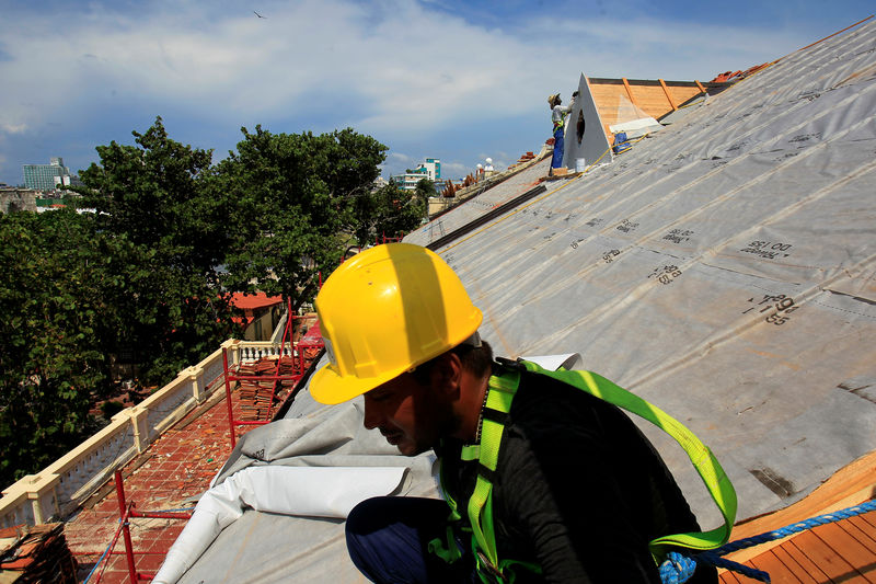 © Reuters. Miembros de una cooperativa no agrícola dedicada a la construcción y la carpintería reparan el Club 1830 estatal en La Habana.