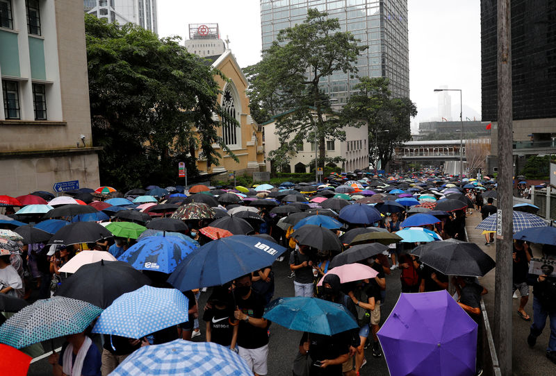 © Reuters. Gente con paraguas mientras asiste a una protesta en Hong Kong, China