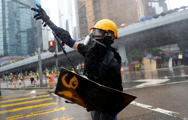 © Reuters. LA POLICE HONGKONGAISE DISPERSE DES MANIFESTANTS AU CANON À EAU