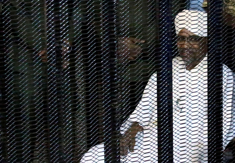 © Reuters. اتهام الرئيس السوداني السابق البشير بالفساد والتعامل بالنقد الأجنبي