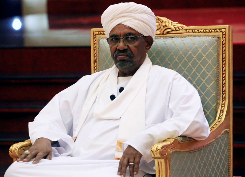 © Reuters. Sudanese President Omar al-Bashir addresses the National Dialogue Committee meeting at the Presidential Palace in Khartoum