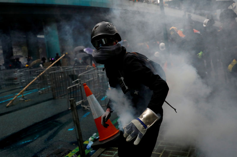 شرطة‭ ‬هونج كونج تطلق الغاز المسيل للدموع ومدافع الماء لتفريق المحتجين