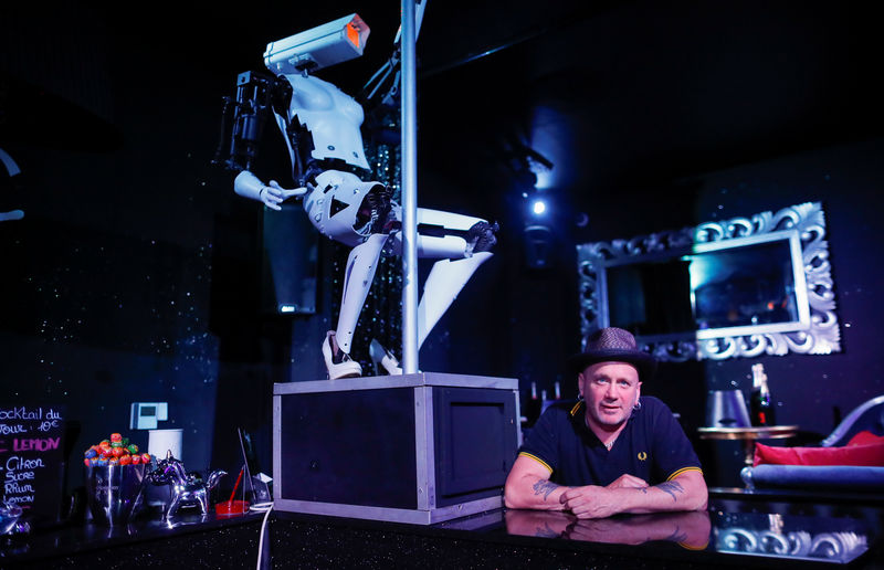 A Nantes, des « robots sexy » en vedette au club de strip-tease