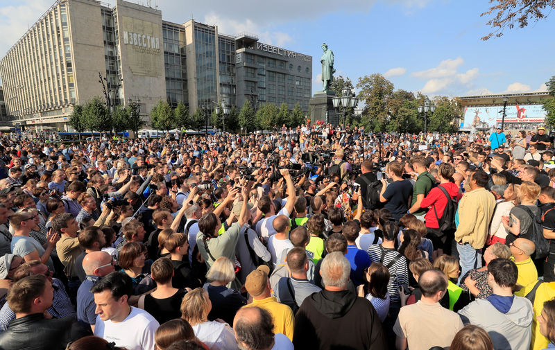 © Reuters. مئات الروس يتظاهرون في موسكو للمطالبة بانتخابات حرة