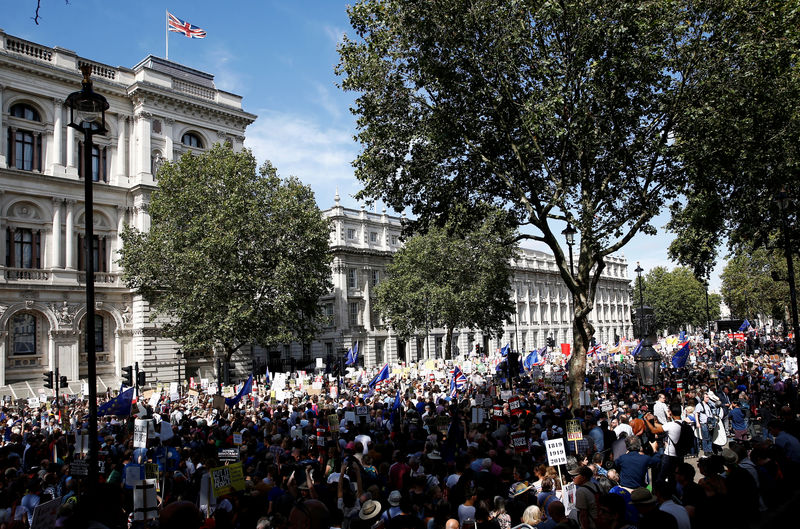 Multitudinarias protestas en Reino Unido contra la decisión de Johnson de suspender el Parlamento