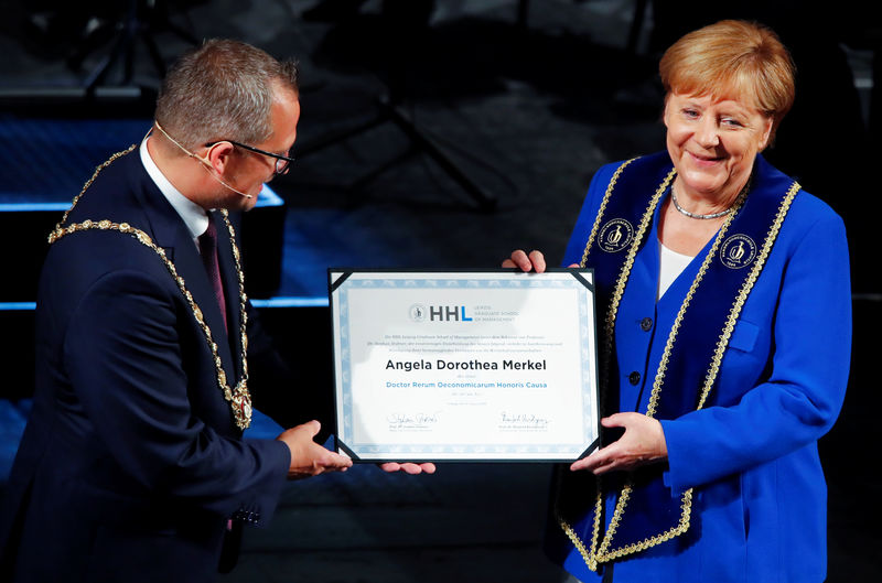 Merkel insinúa que volverá a la vida académica después de dejar la política
