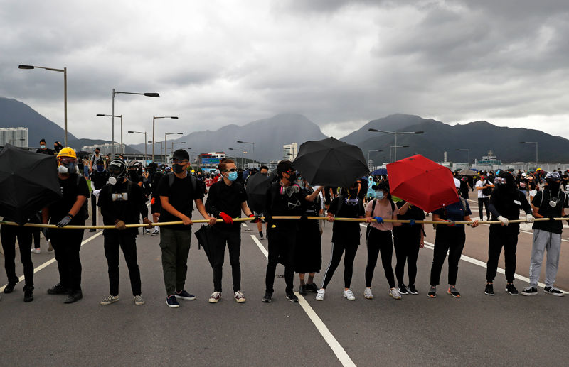 Los manifestantes llevan las protestas al aeropuerto de Hong Kong