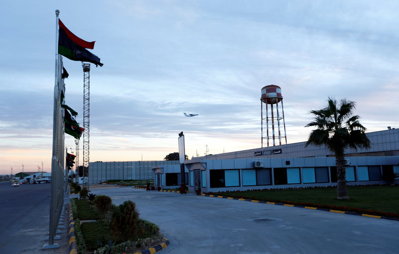 © Reuters. إغلاق مطار معيتيقة في العاصمة الليبية طرابلس بعد استهدافه بقذائف مدفعية