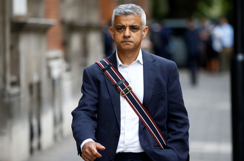 © Reuters. El alcalde de Londres, Sadiq Khan, caminando en Westminster, Londres