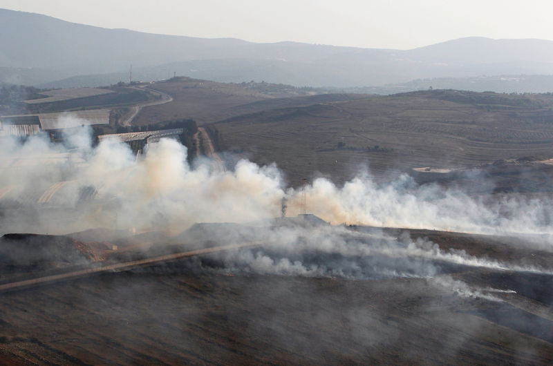 © Reuters. تبادل لإطلاق النار بين إسرائيل وحزب الله عبر الحدود اللبنانية
