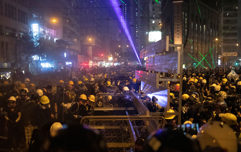 香港デモ続く、空港周辺道路や交通機関を封鎖