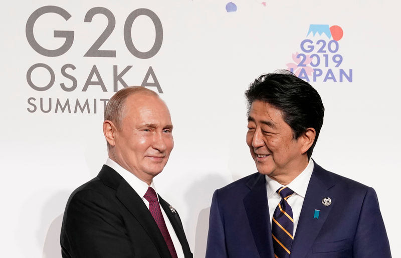 © Reuters. 4─6日に露フォーラムに参加、プーチン大統領と会談＝安倍首相