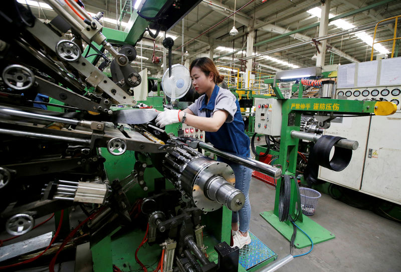 © Reuters. FILE PHOTO: An employee works on the production line of a tyre factory under Tianjin Wanda Tyre Group in Xingtai