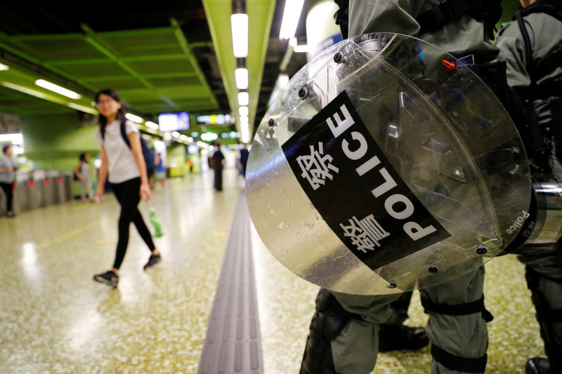 Climat tendu à Hong Kong après un week-end de heurts et de perturbations