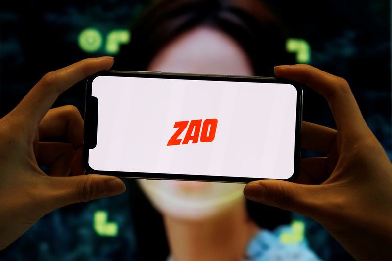 © Reuters. FILE PHOTO:  Illustration picture of Chinese app ZAO