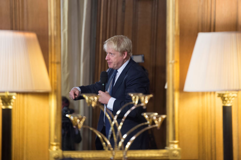 © Reuters. El primer ministro británico, Boris Johnson, se refleja en un espejo mientras responde a las preguntas de niños de 9 a 14 años durante un anuncio educativo en Downing Street