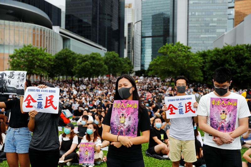 Estudantes de Hong Kong marcham pacificamente após fim de semana de protestos violentos