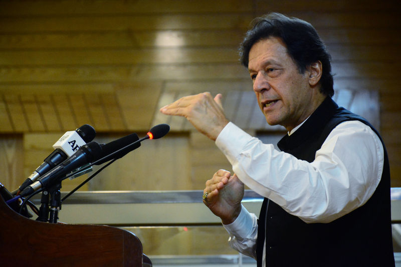 © Reuters. رئيس وزراء باكستان يقول إنه لن يبادر باستخدام الأسلحة النووية وسط توتر مع الهند