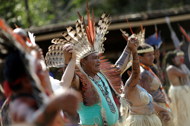 Indígenas da Amazônia fazem ritual por paz com a natureza