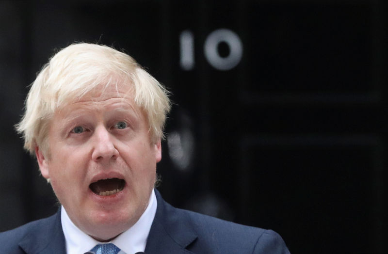 © Reuters. Primeiro-ministro britânico, Boris Johnson, dá entrevista em frente à residência oficial de Downing Street, em Londres