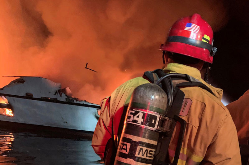 © Reuters. Bombeiros tentam apagar chamas de incêndio em barco na costa da Califórnia