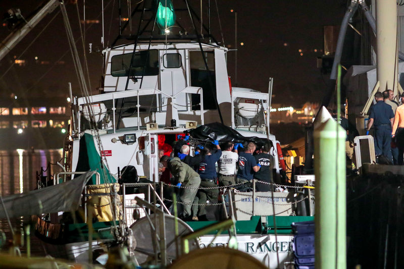 © Reuters. تقارير: العثور على 25 جثة بعد حريق في سفينة في كاليفورنيا