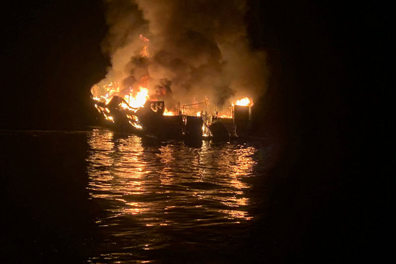 Ocho muertos y 26 desaparecidos tras el incendio en un barco en California