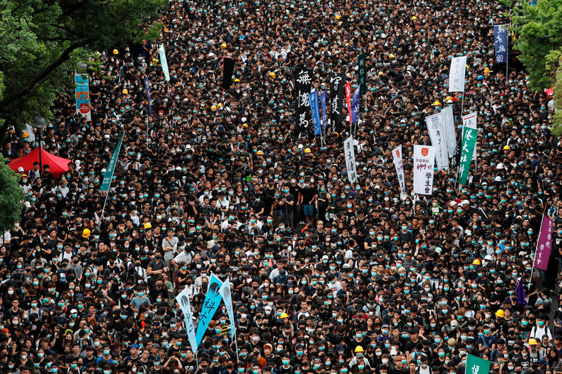 © Reuters. Miles de estudiantes se manifiestan en contra el proyecto de ley de extradición en la Universidad China de Hong Kong